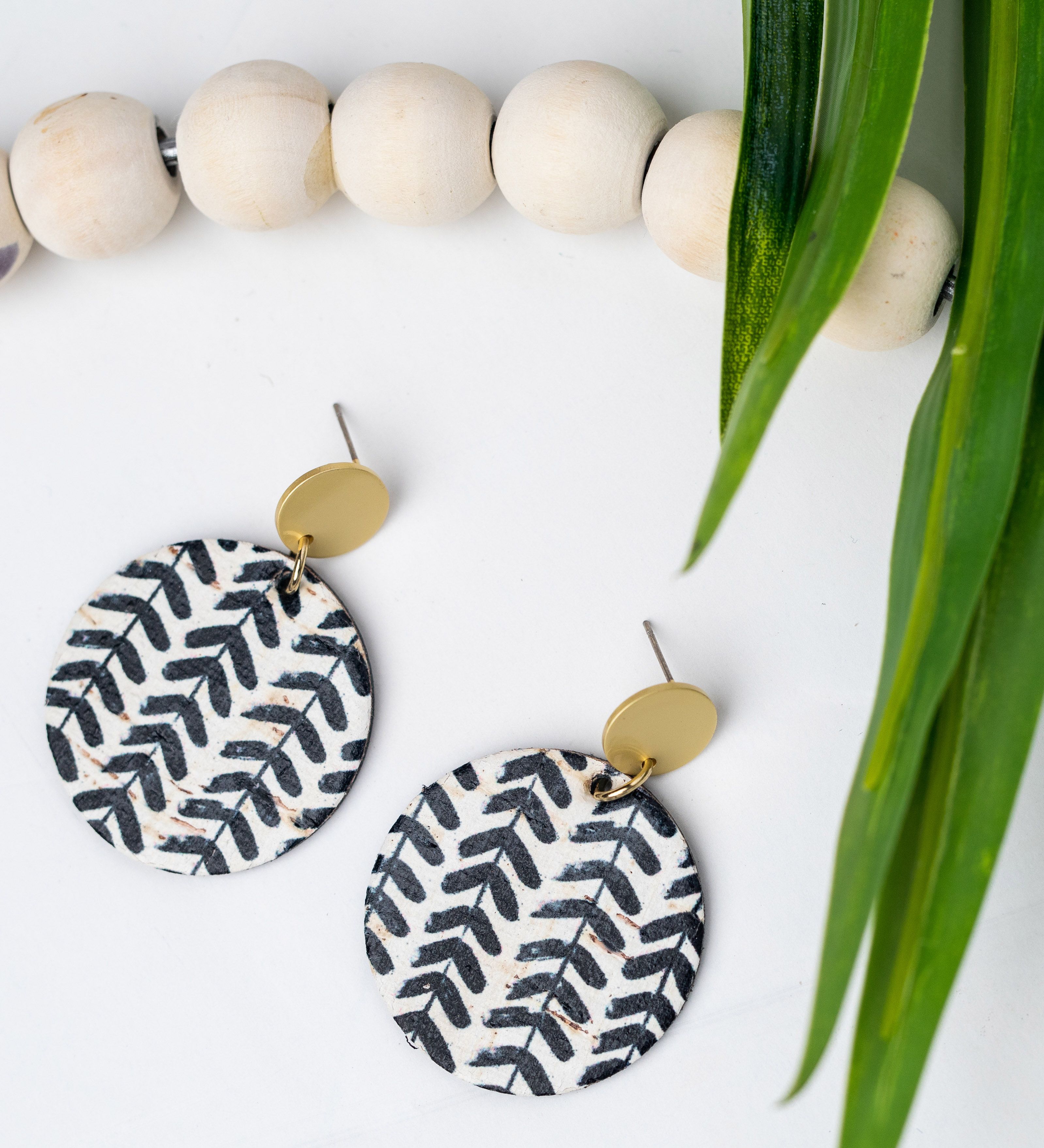 Black & White Arrow Large Circle