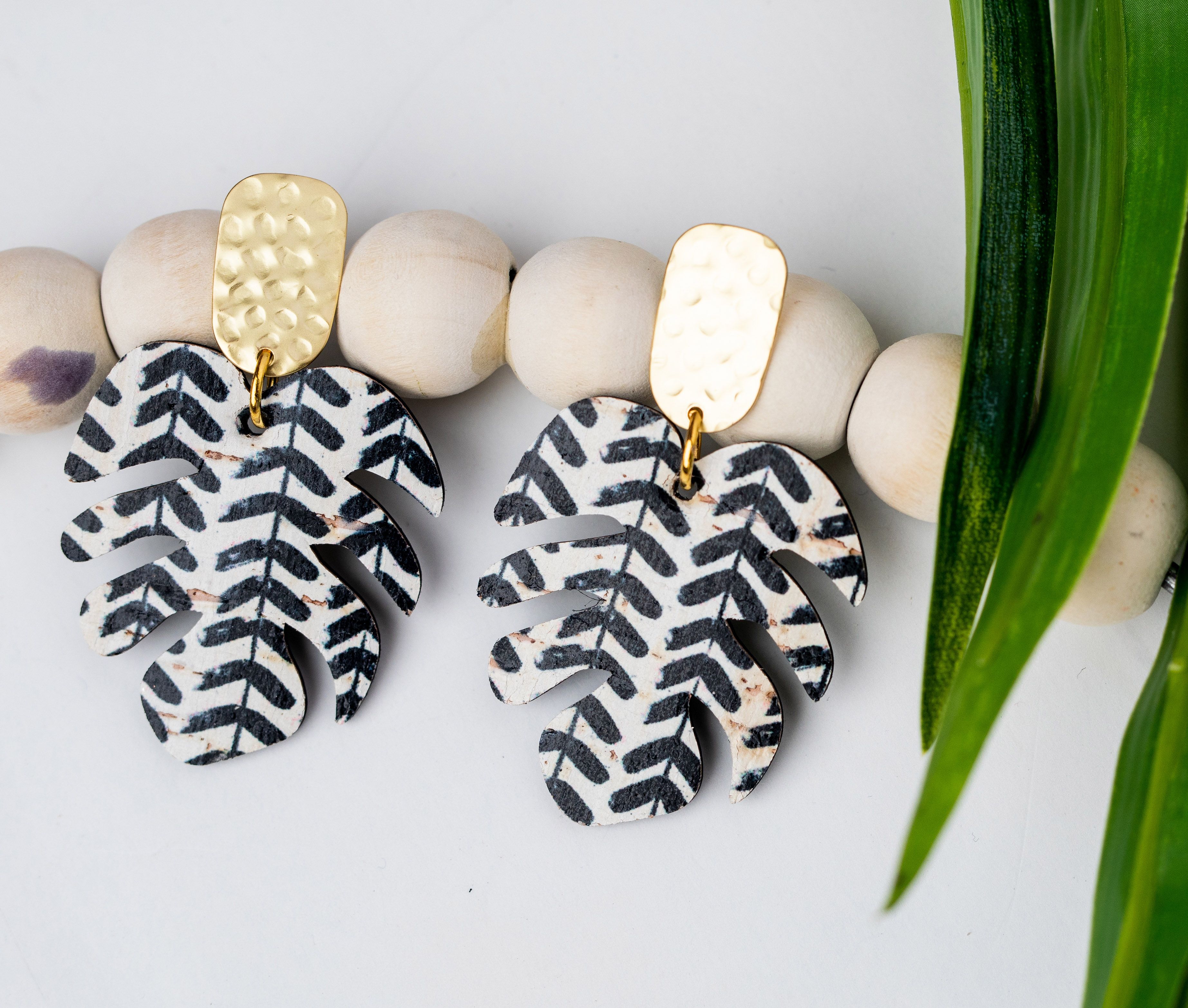 Black & White Arrow Leaf